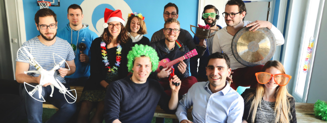 Photo d'équipe de Julie Desk, les personnes sont déguisées